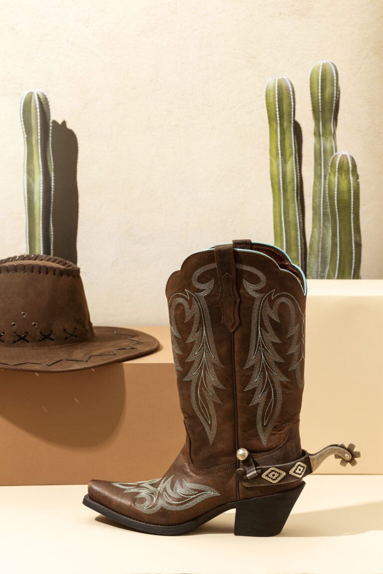 Detalle de bordados en botas mujer cowboy, artesanía tradicional y diseño intrincado.