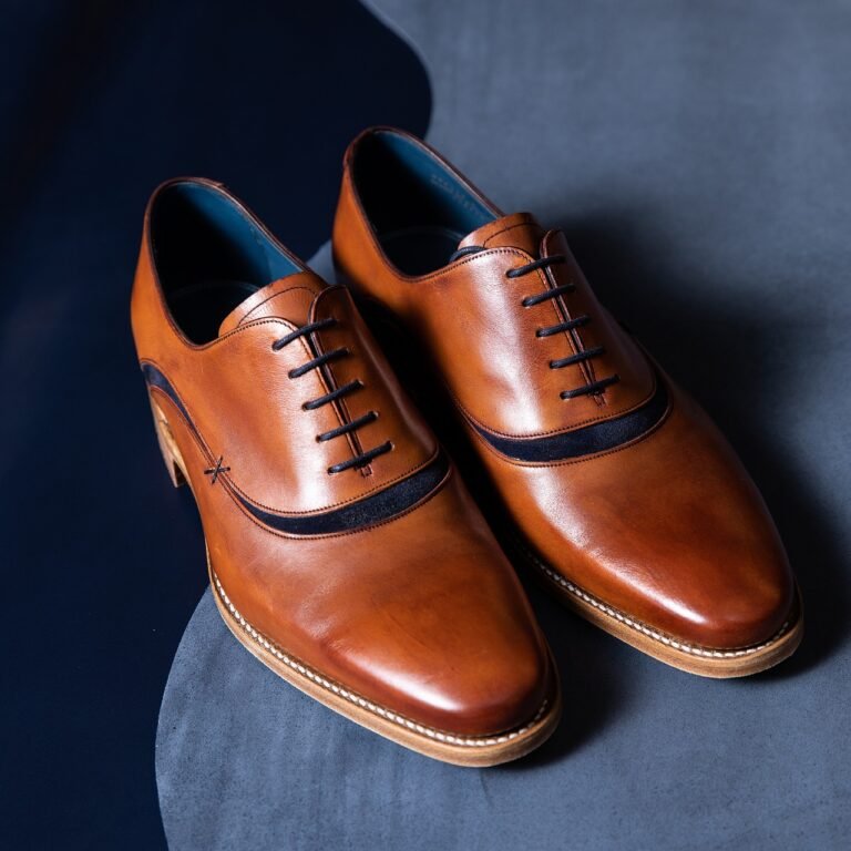 Detalle de puntera del zapato Brogue Vega, estilo clásico con patrón de agujeros.